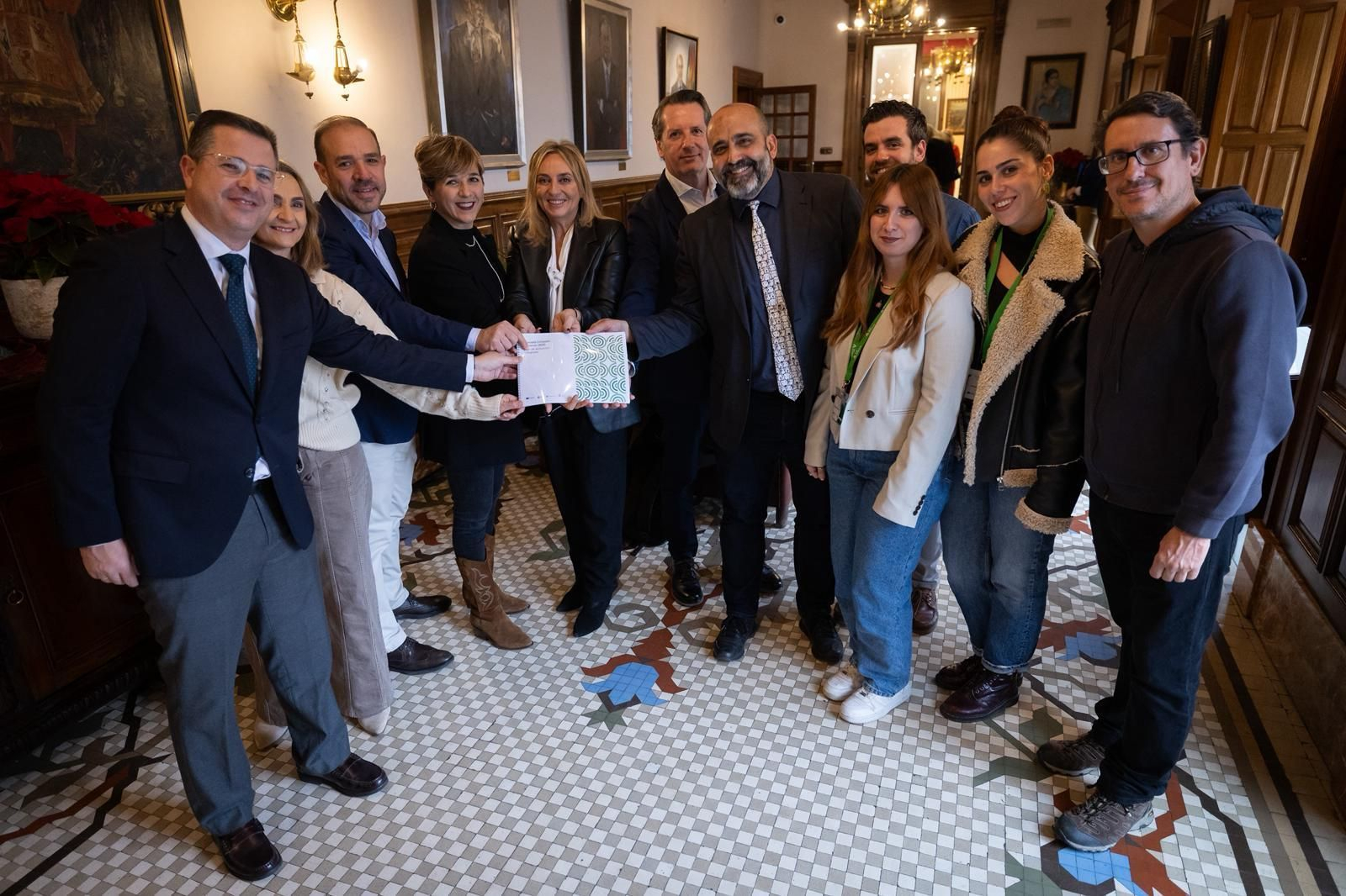 La alcaldesa de Granada junto al equipo de la Concejalía de Movilidad, Protección Ciudadana, Agenda Urbana y Fondos Next Generation,