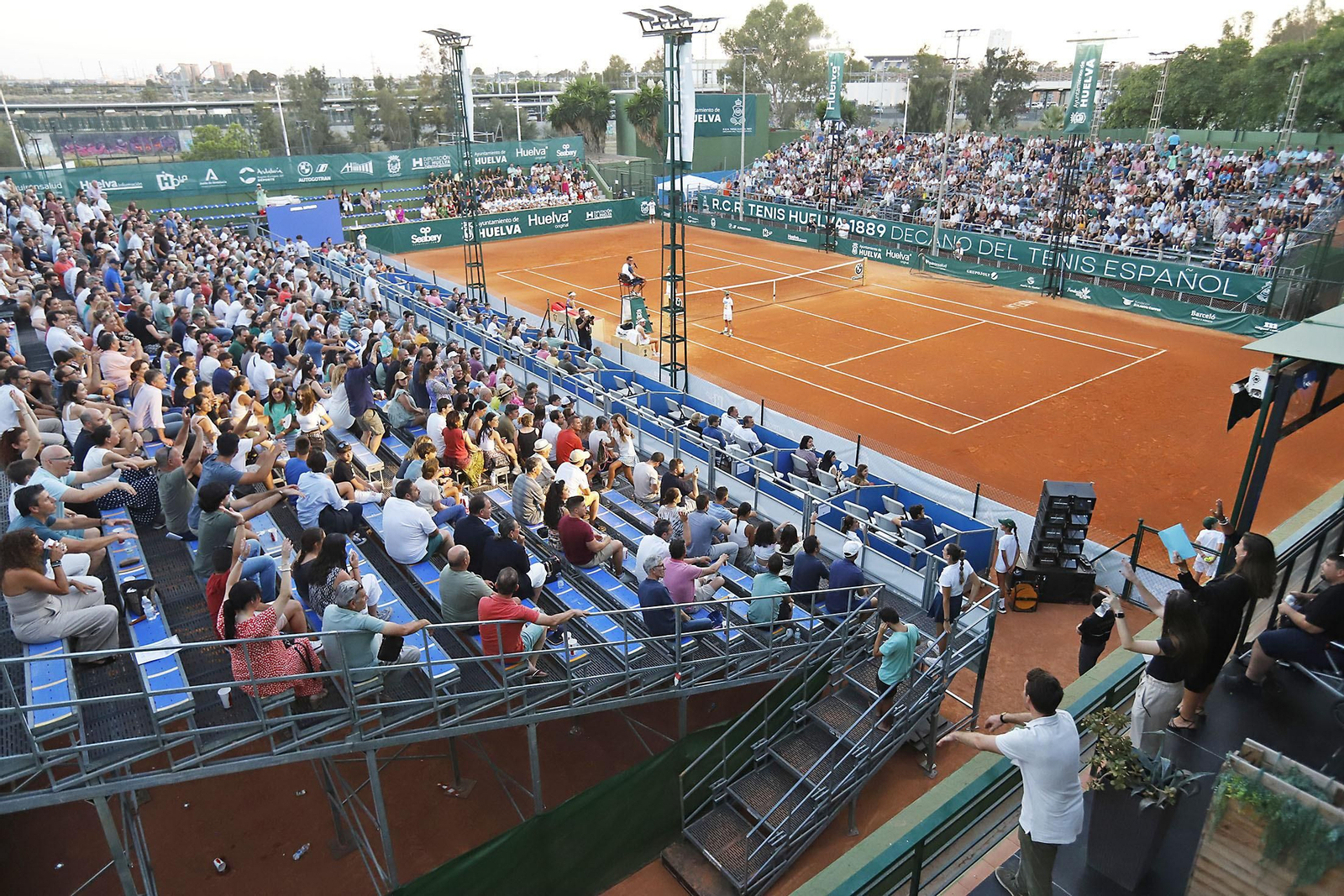 Imágenes del ambiente en la final femenina de la Copa del Rey de tenis de Huelva