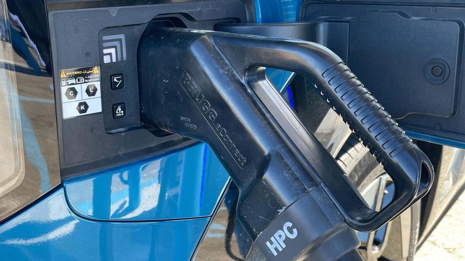 El EV9 puede admitir, si se usa corriente continua, cargas con potencias de hasta 240 kW. Con alterna es posible recibir hasta 11 kW. El EV9 puede admitir, si se usa corriente continua, cargas con potencias de hasta 240 kW. Con alterna es posible recibir hasta 11 kW.