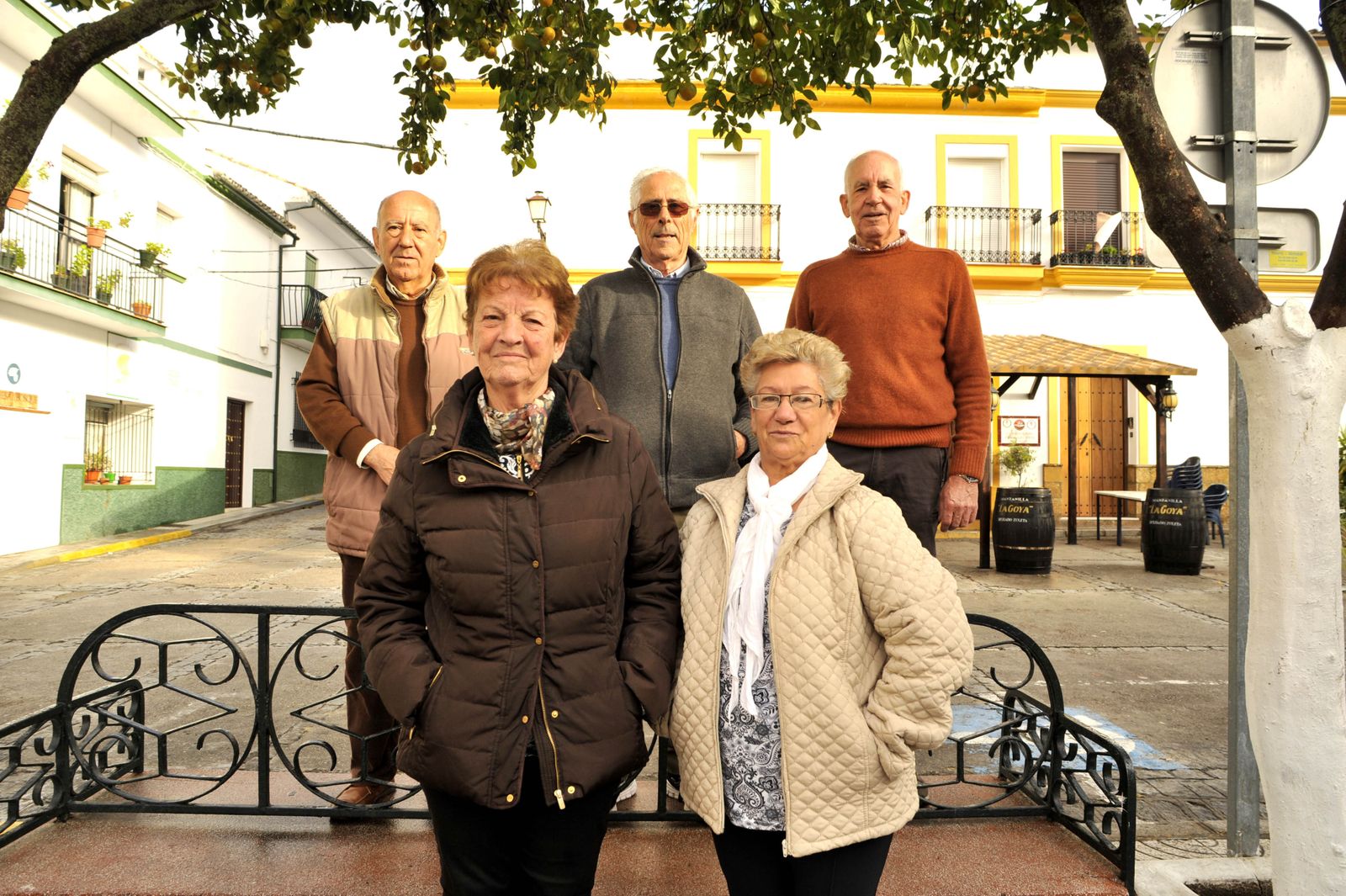 Vecinos de El Bosque que fueron emigrantes en Alemania, hace unos días en su pueblo.