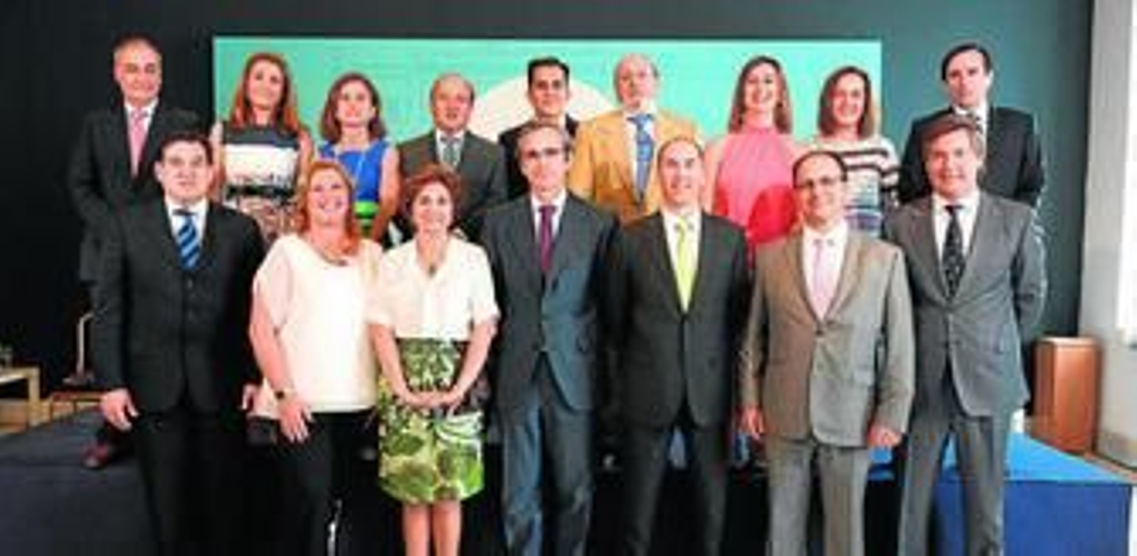 Ernesto Cervilla, el centro de la imagen, posa junto al resto de su nueva junta de gobierno.