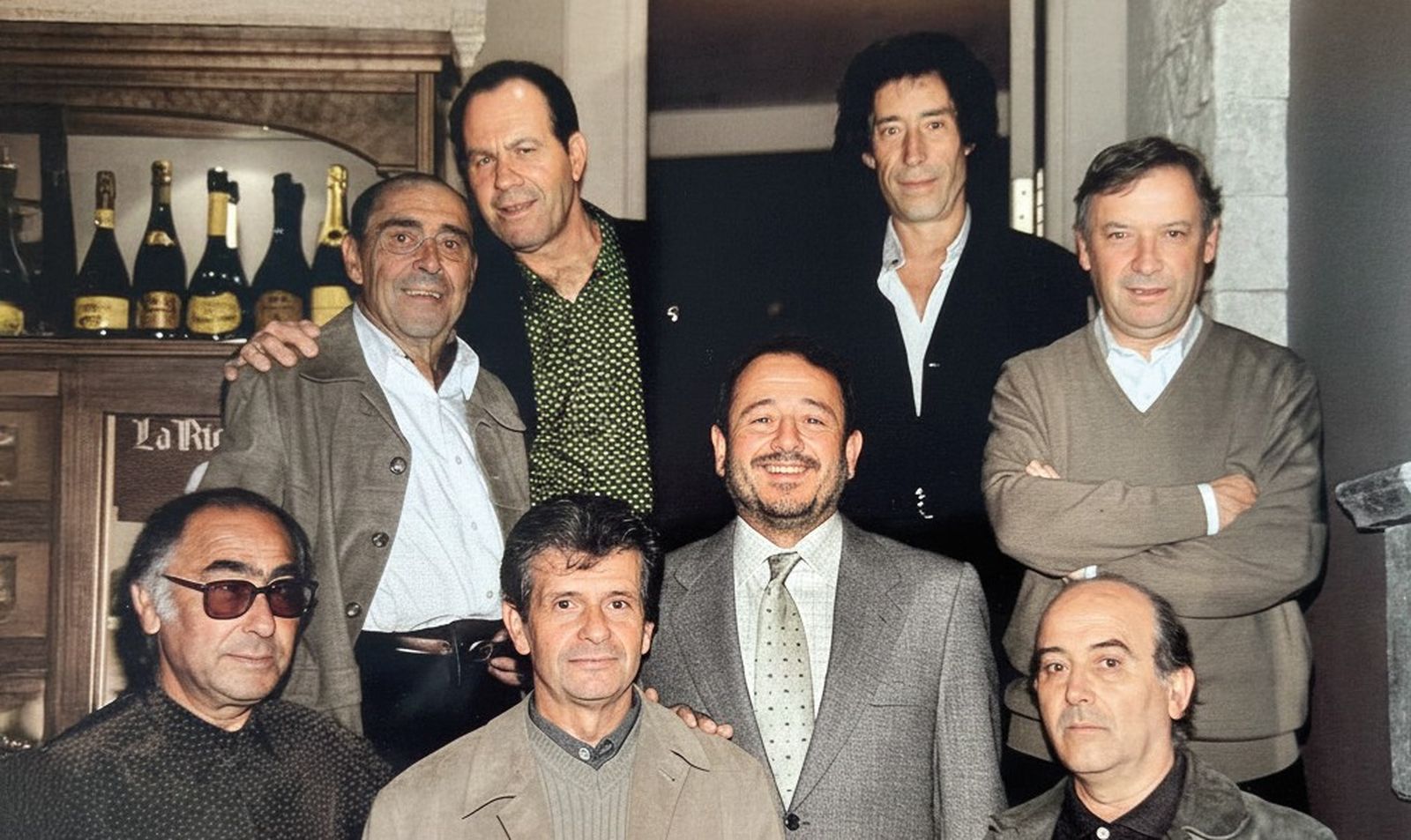 Enrique Martínez Leyva y Carlos Jover con los integrantes de ‘Los Tempranos’.