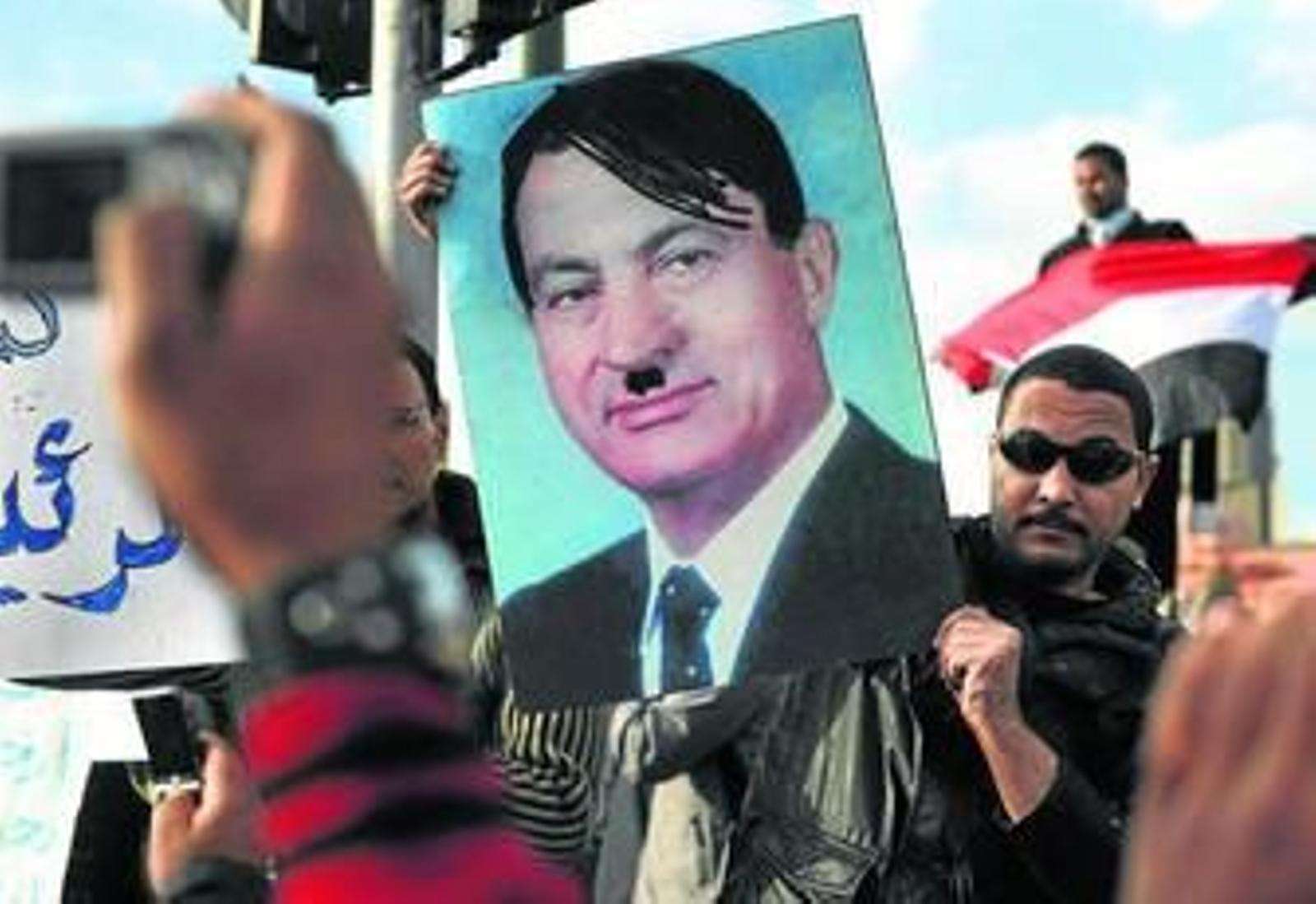 Manifestantes en El Cairo exhiben carteles con un Mubarak caracterizado como Hitler.