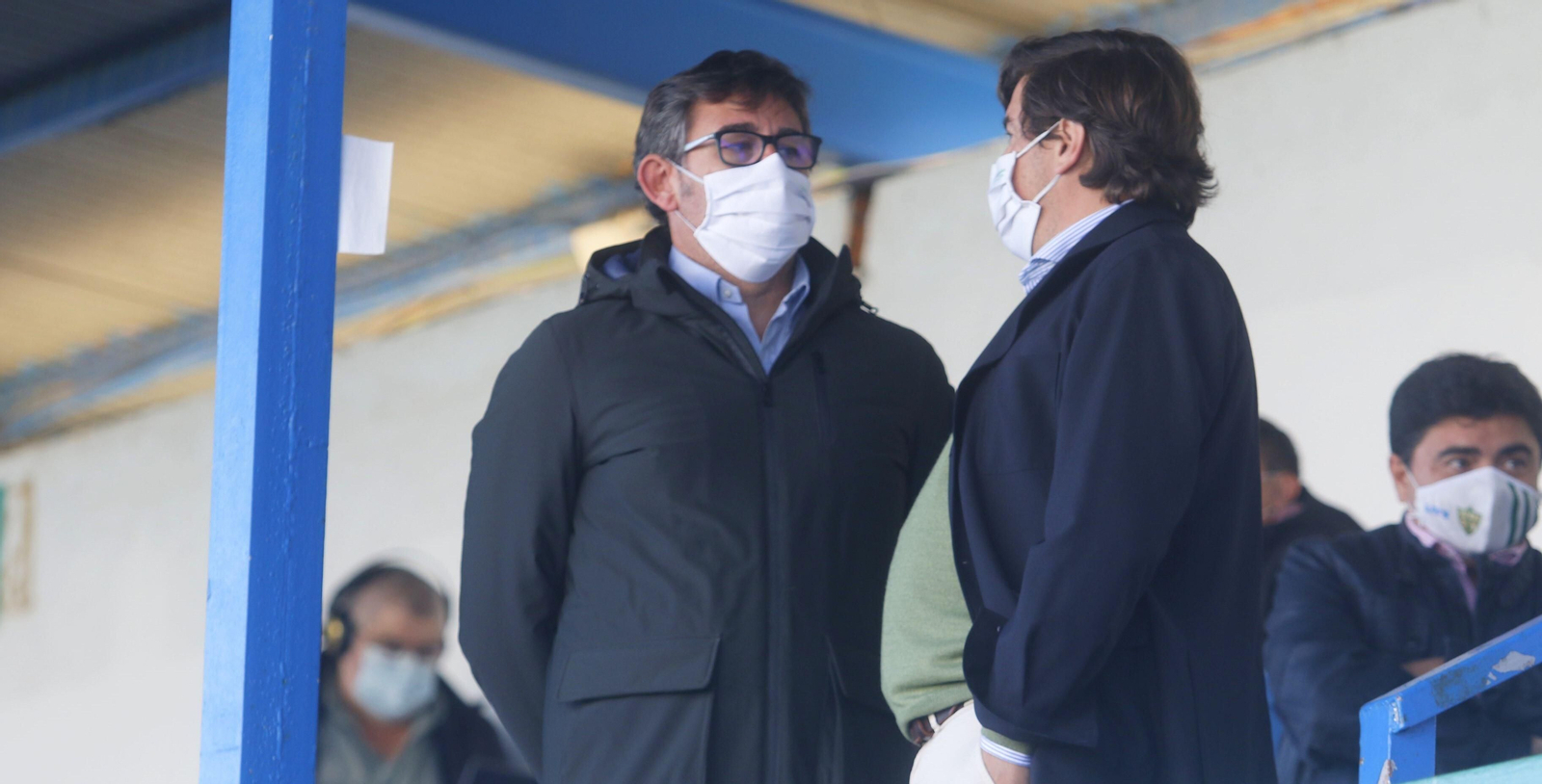Javier González Calvo, consejero delegado del Córdoba CF, junto a Jesús Coca. Javier González Calvo, consejero delegado del Córdoba CF, junto a Jesús Coca.