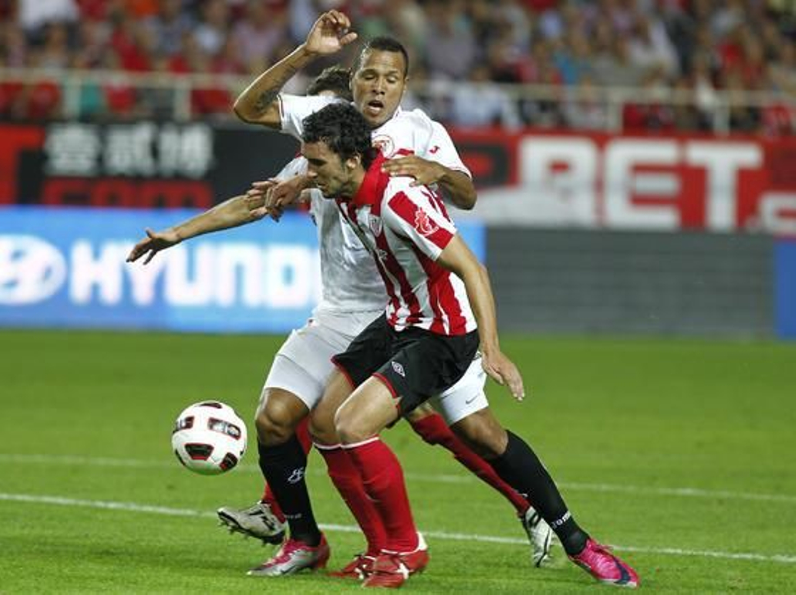 El Sevilla vence 4-3 al Athletic de Bilbao en el Sánchez Pizjuán con dos goles de Luis Fabiano y dos de Kanoute de penalti. / Antonio PizarroEl Sevilla vence 4-3 al Athletic de Bilbao en el Sánchez Pizjuán con dos goles de Luis Fabiano y dos de Kanoute de penalti. / Antonio Pizarro