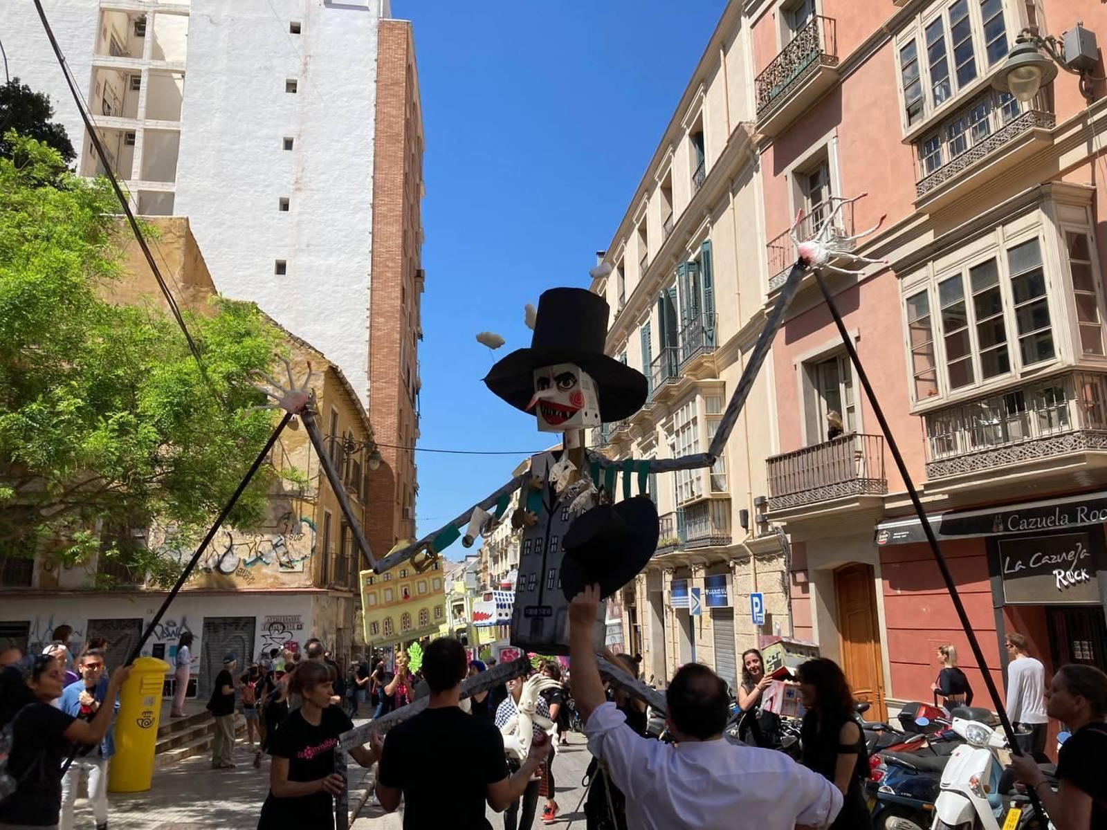 La Invisible se manifiesta contra su desalojo, en fotos