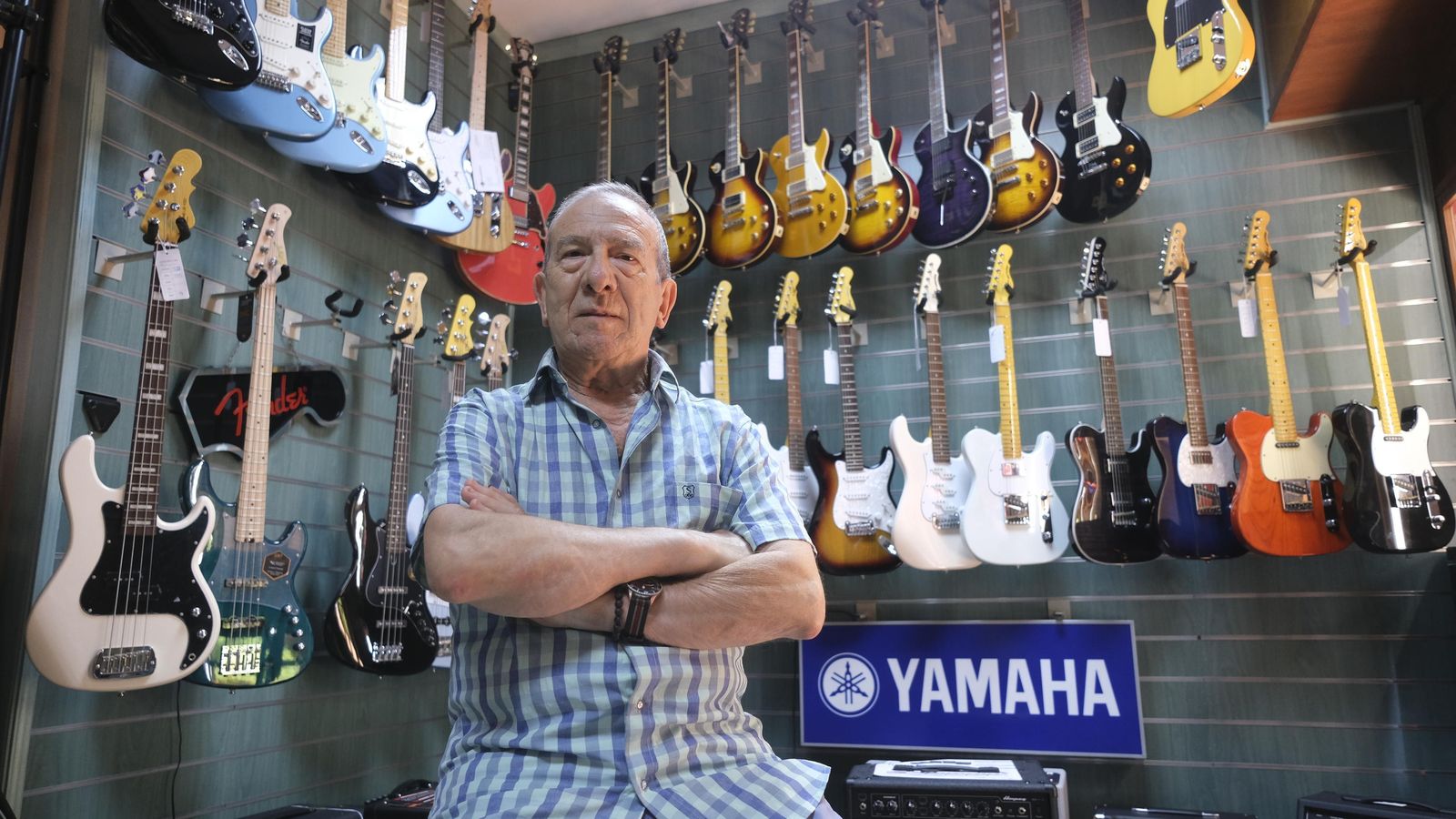 José Santiago 'Beethoven' posa entre guitarras.