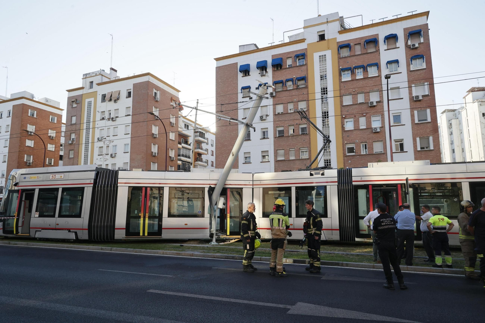 Las fotos del descarrilamiento del tranvía en la avenida de San Francisco Javier de Sevilla