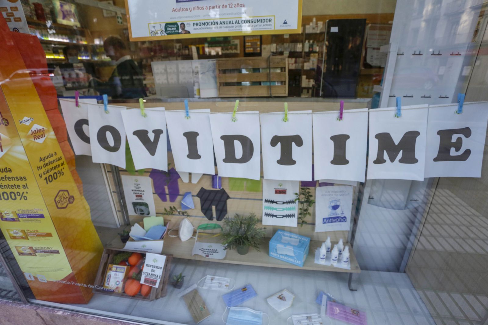 El escaparate de una farmacia sevillana, con una zona dedicada a productos de prevención contra el coronavirus.