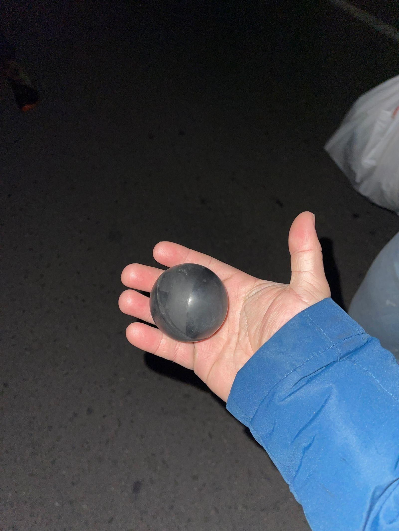 Pelota de goma lanzada por la policía a los manifestantes. Pelota de goma lanzada por la policía a los manifestantes.