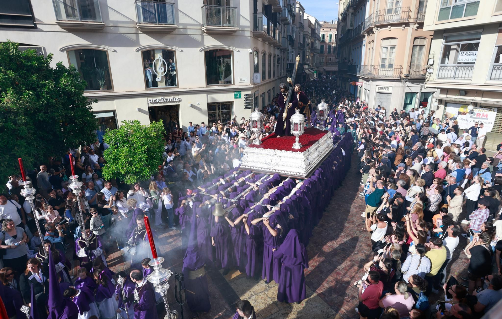 Entrada de Nuestro Padre Jesús de la Pasión en la plaza de la Constitución. Entrada de Nuestro Padre Jesús de la Pasión en la plaza de la Constitución.