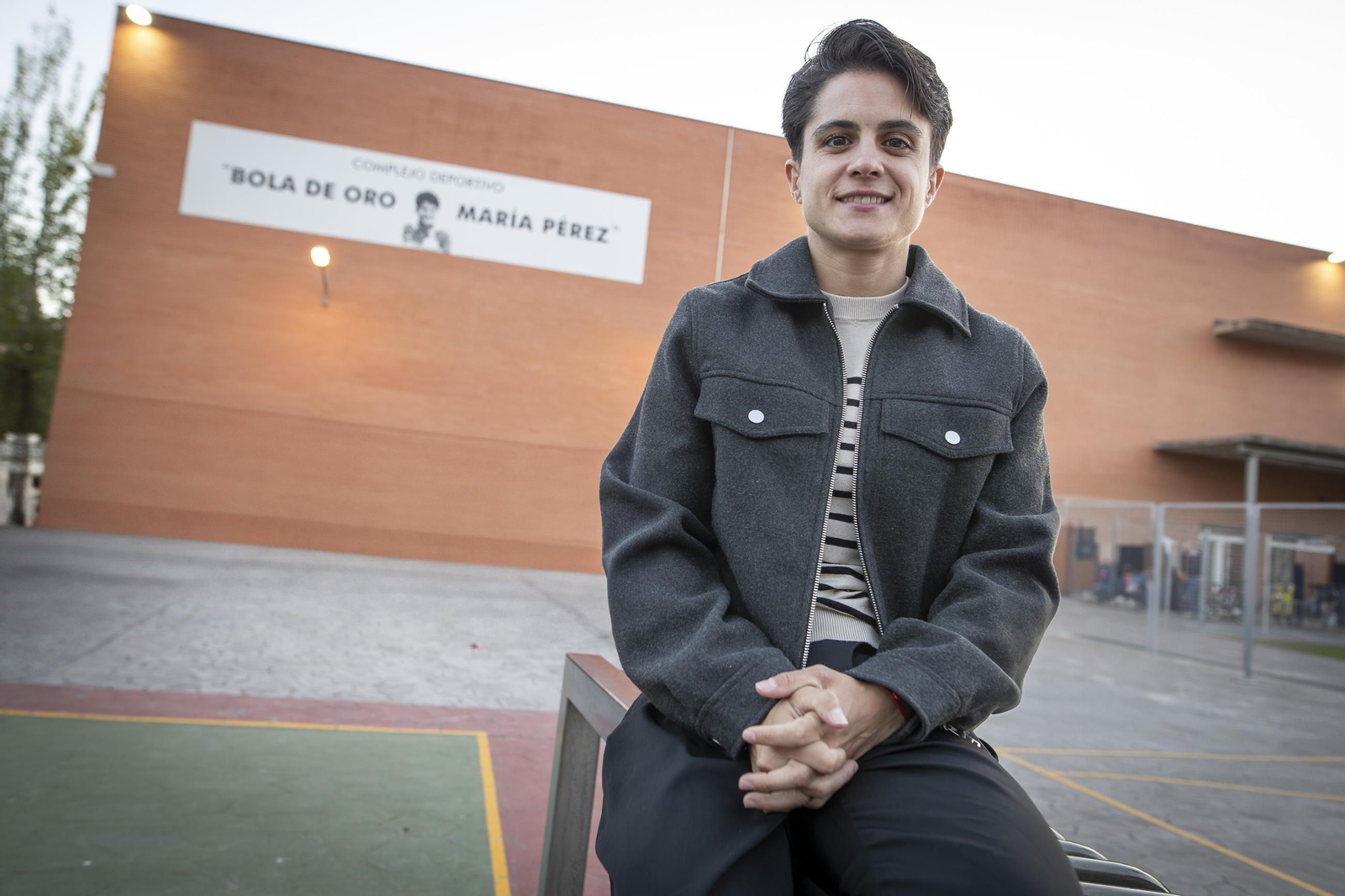 María Pérez posa en el Complejo Deportivo de la Bola de Oro que llevará su nombre.