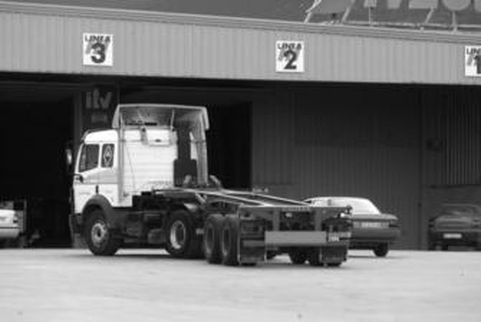 Una cabeza de camión se dispone a entrar a la estación de revisiones de Algeciras.