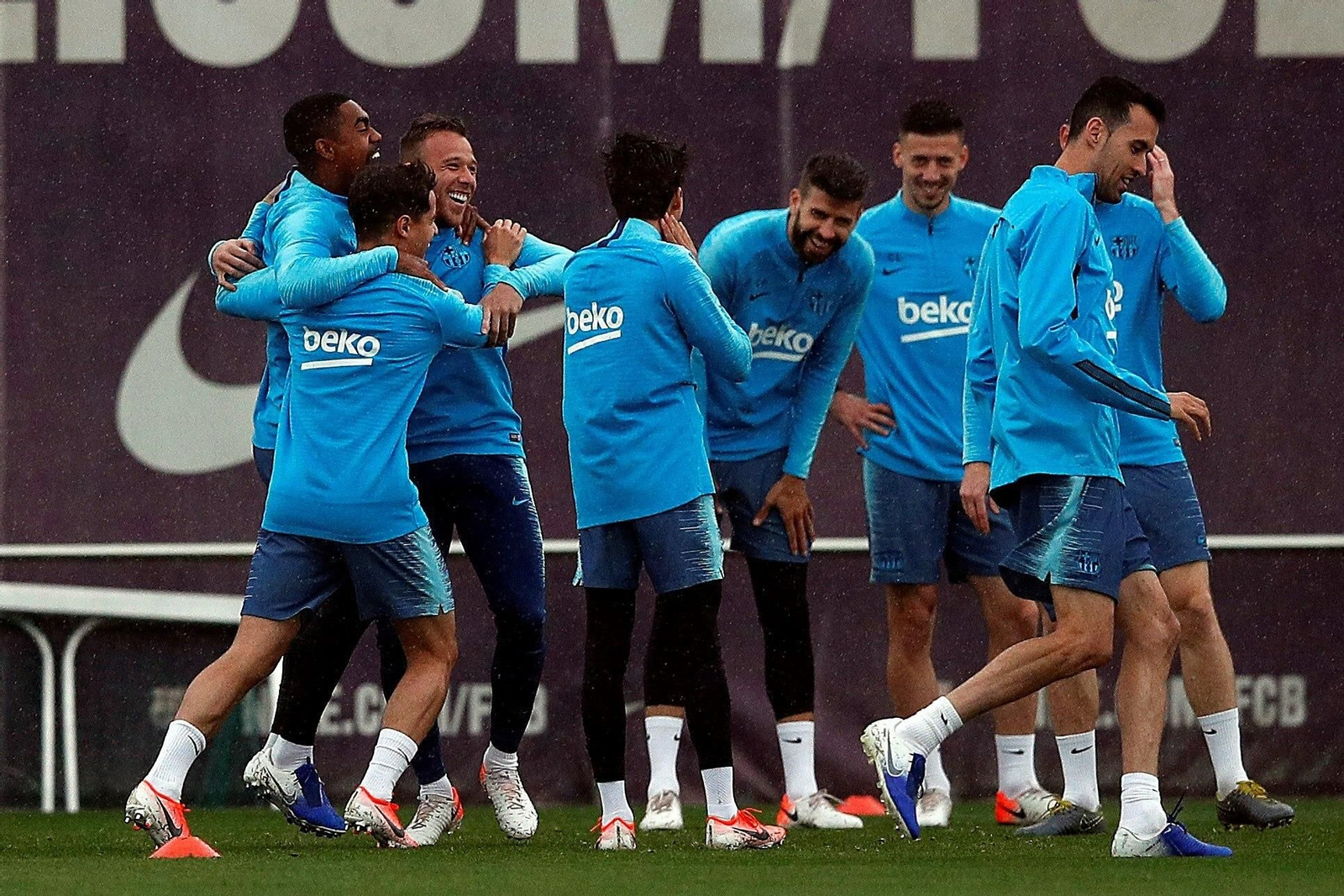 Los jugadores del Barcelona, en un entrenamiento antes de viajar a Sevilla.