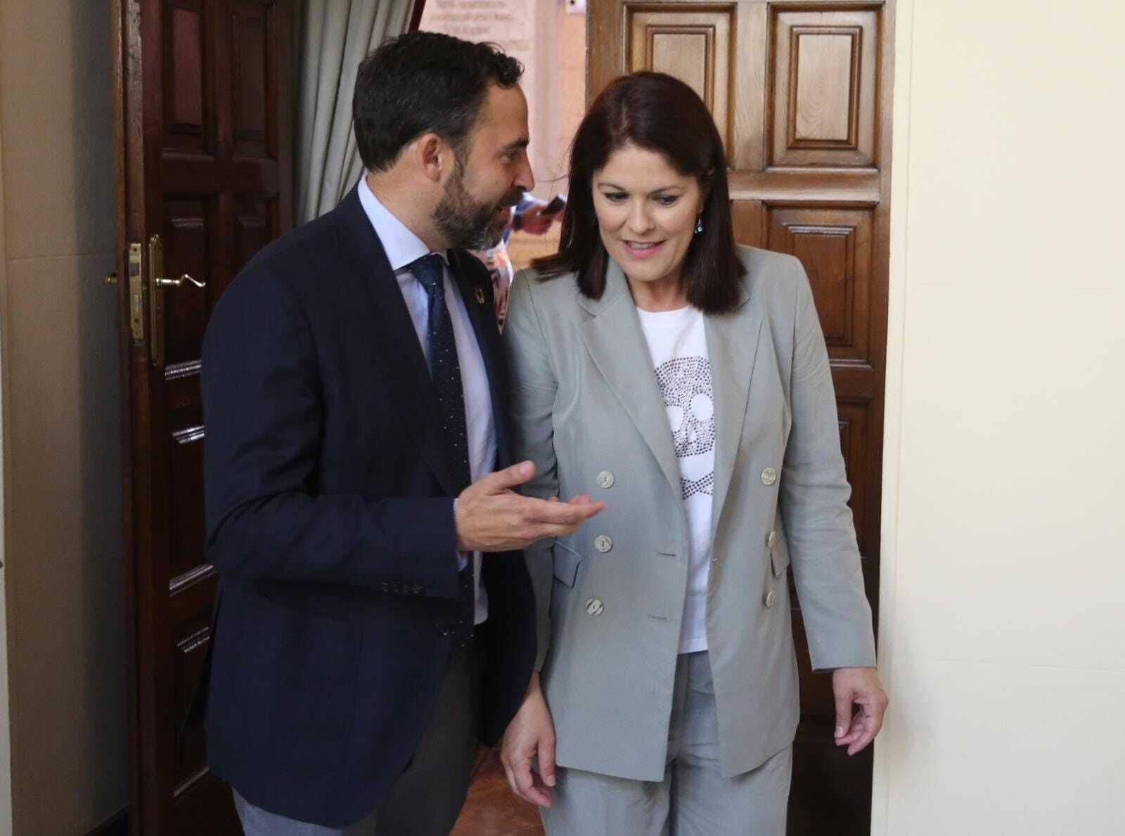 Dani Pérez charla con Noelia Losada en la puerta del Pleno del Ayuntamiento de Málaga.