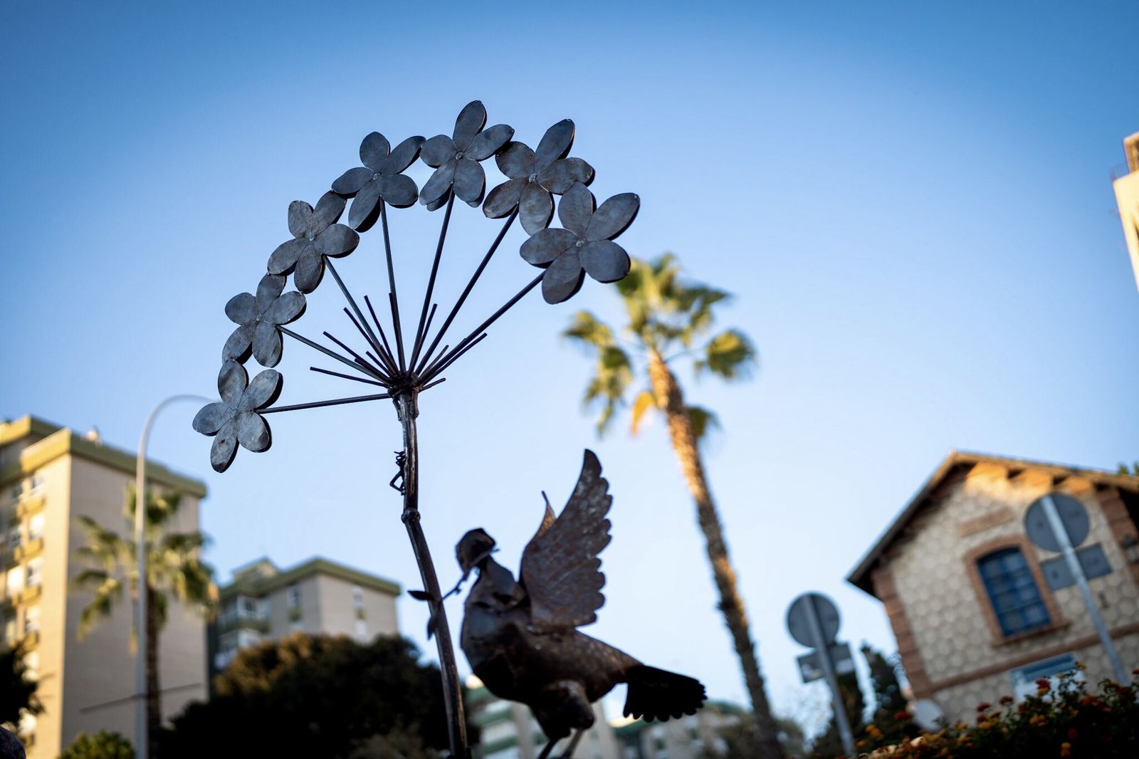 Una escultura dedicada a la biznaga luce en Málaga en la calle que le da su nombre