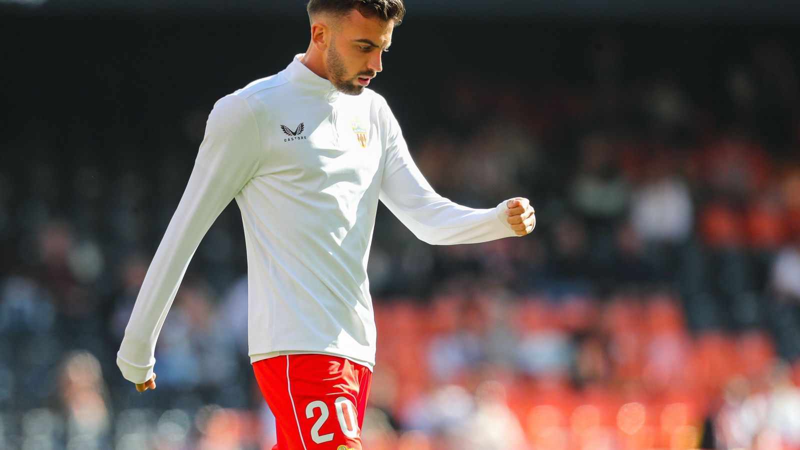 El lateral valenciano calienta antes de la disputa del encuentro en Mestalla.