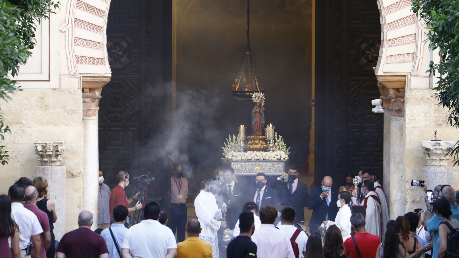 Numerosos devotos estuvieron presentes en el vía lucis de la Virgen de la Fuensanta.
