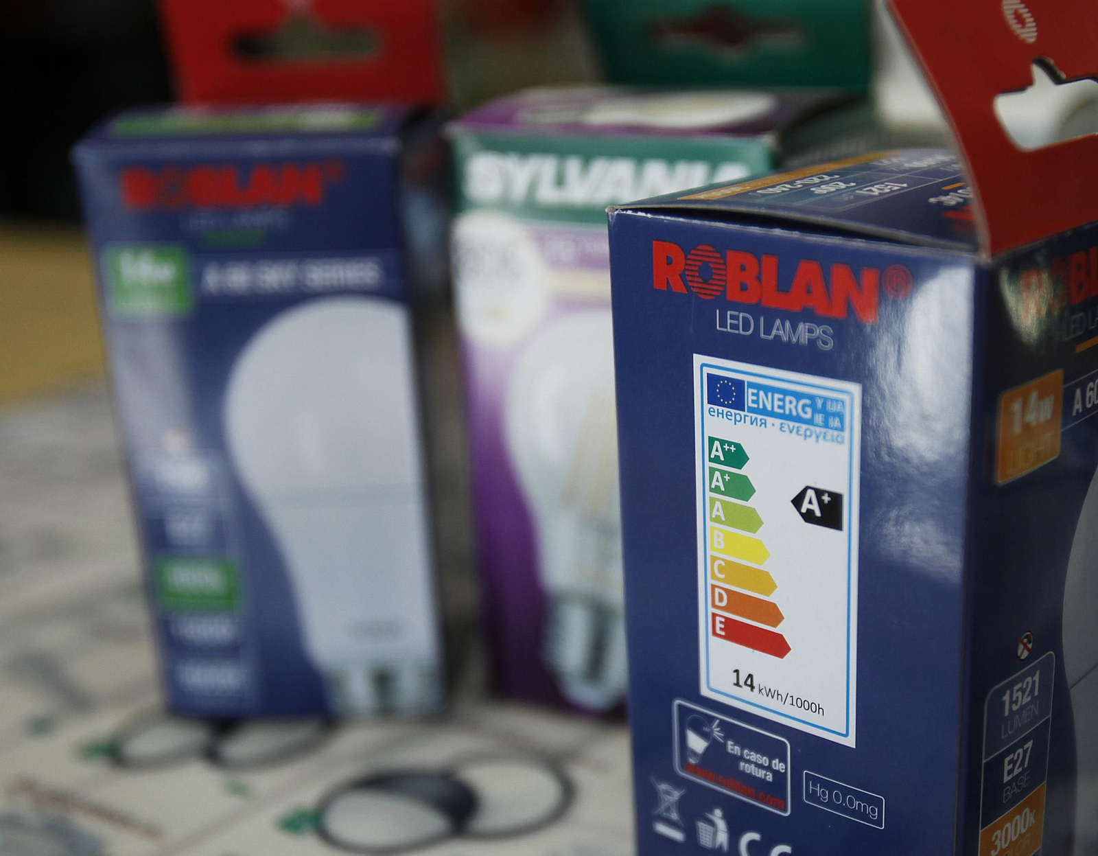 Una bombilla led, la de menor consumo eléctrico.