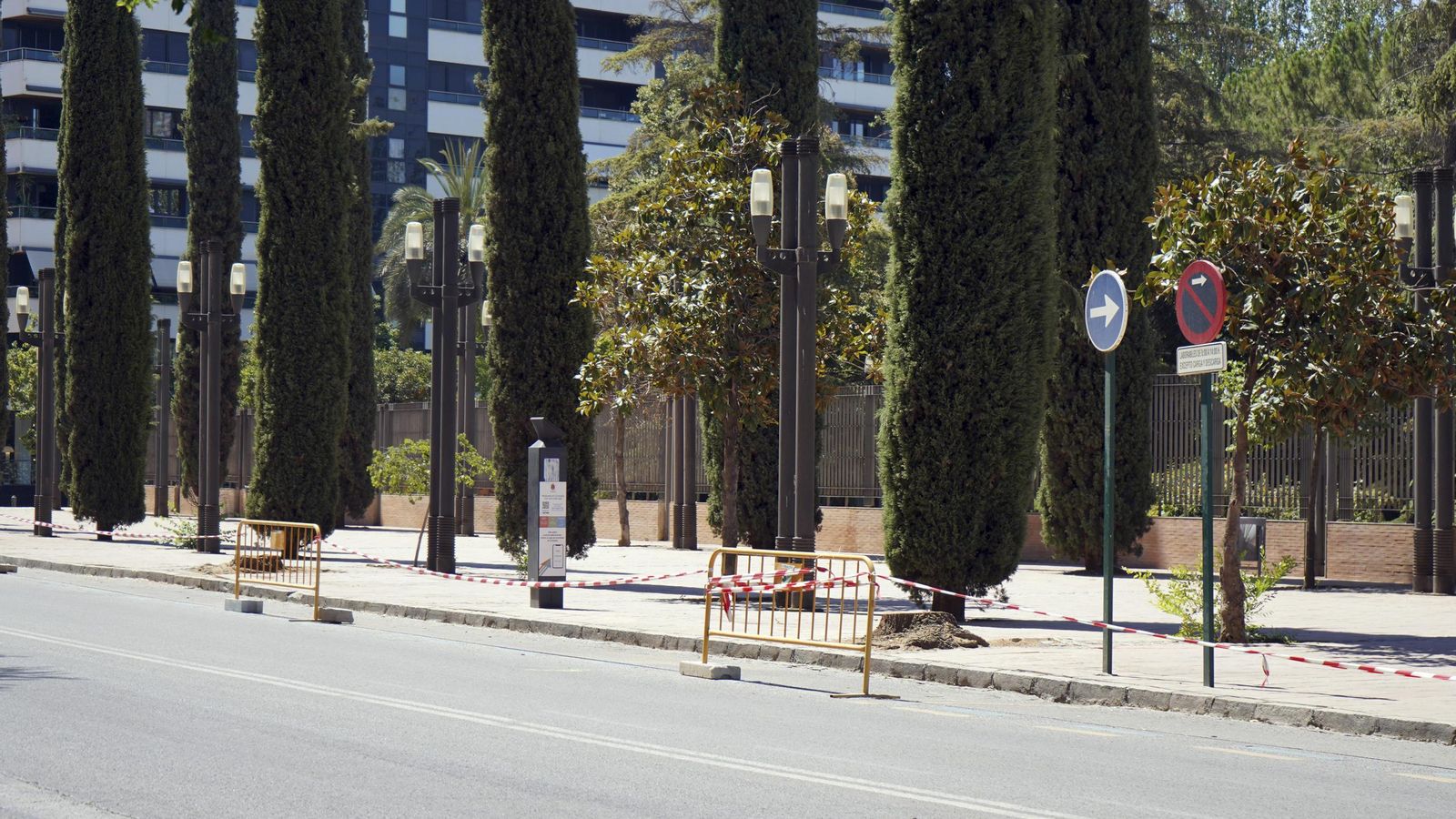 En la acera junto al Parque García Lorca.