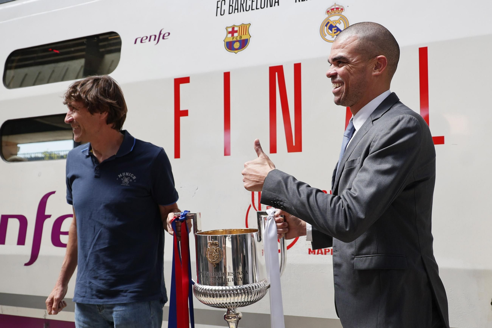 Las imágenes de la llegada de la Copa del Rey a Sevilla