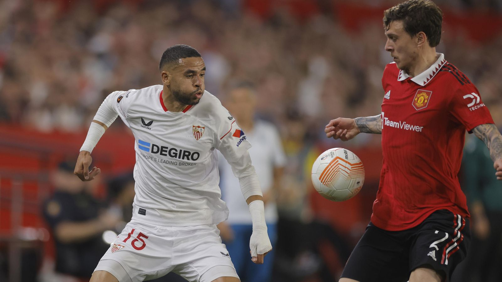 En-Nesyri pelea un balón por la banda con Lindelof.