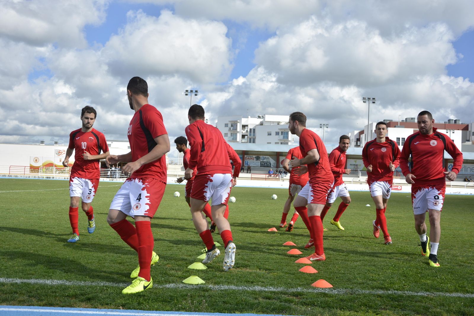 Los jugadores del San Roque calientan en el césped del Manolo Mesa.