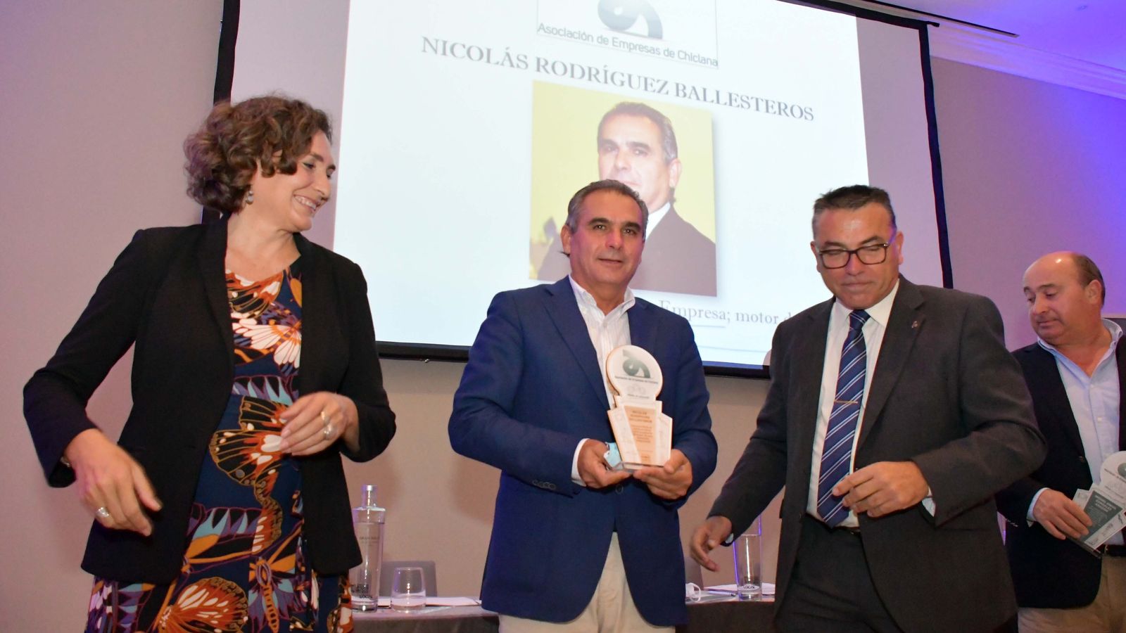 Homenaje que la asamblea rindió al recientemente nombrado presidente de honor de la asociación, Nicolás Rodríguez.