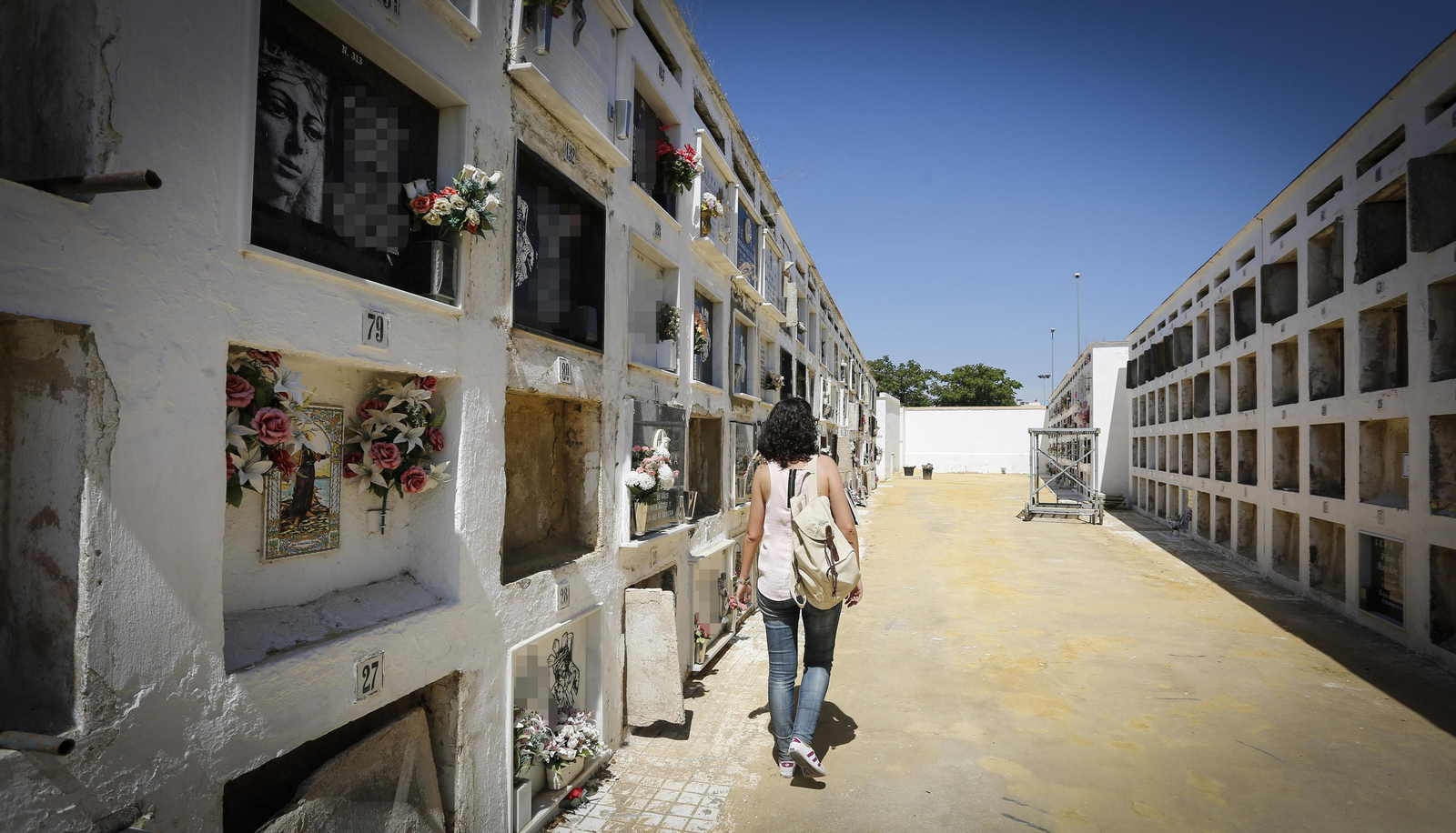 Imágenes del mal estado de los hornos, frigorificos y fosas comunes del cementerio de Sevilla.