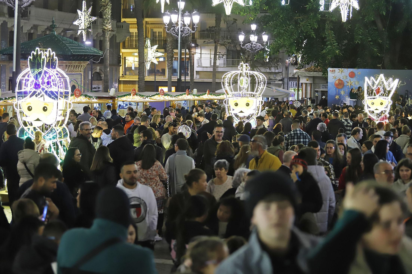 Imágenes del mercado navideño de la Plaza de las Monjas