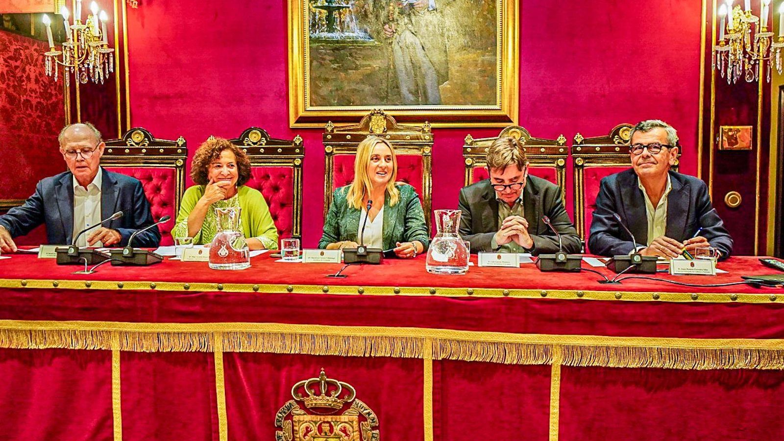 La alcaldesa Marifrán Carazo, junto a los tres comisarios del proyecto, el director del Instituto Cervantes, Luis García Montero, la exrectora de la UGR, Pilar Aranda y Luis Bueno