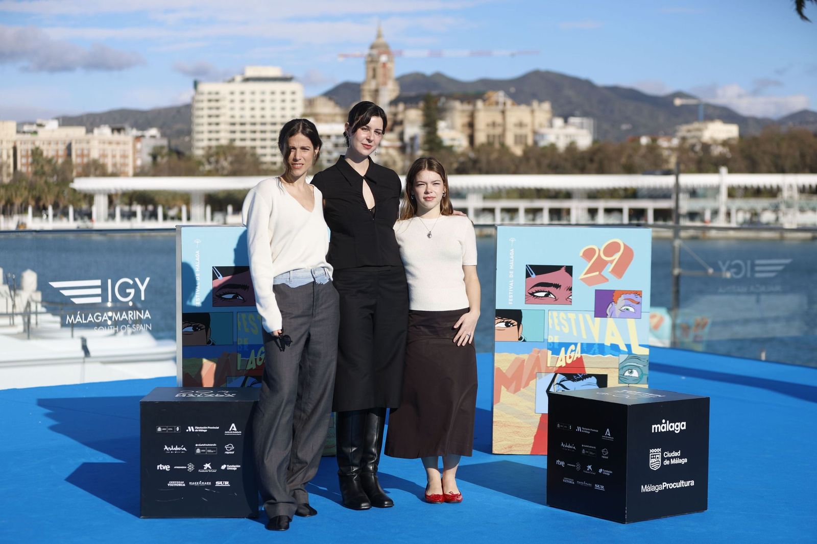 La cineasta acompañada de las actrices protagonistas.