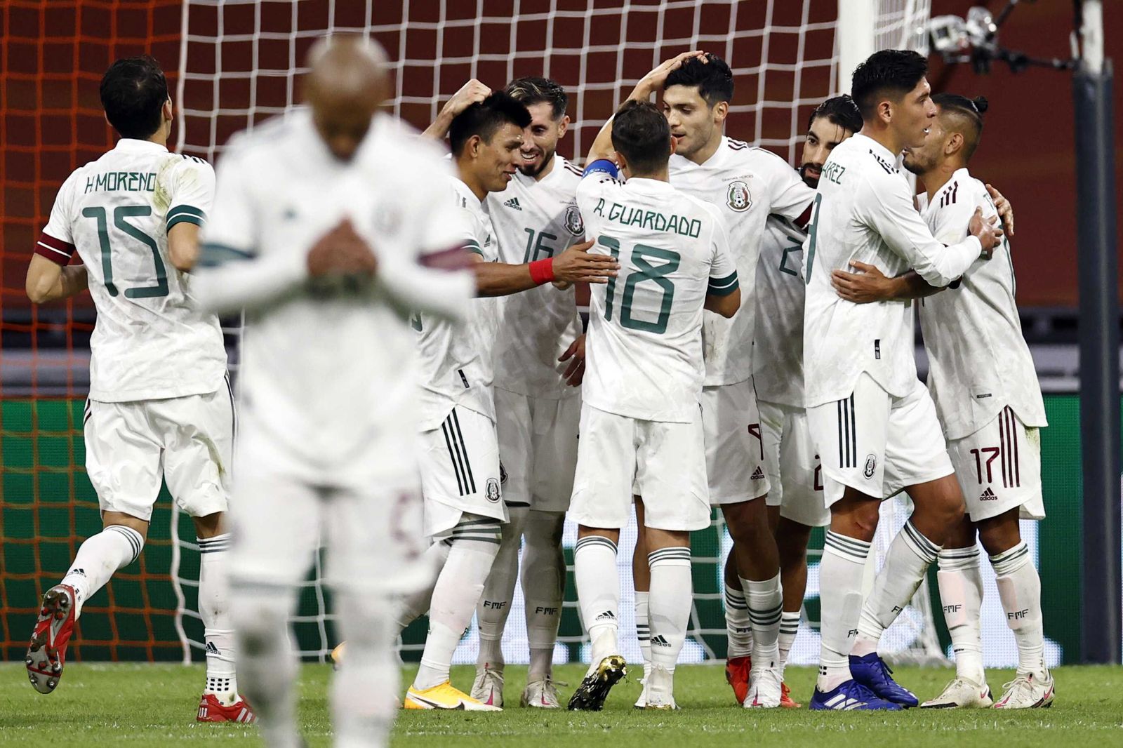 Los jugadores de México celebran un gol.