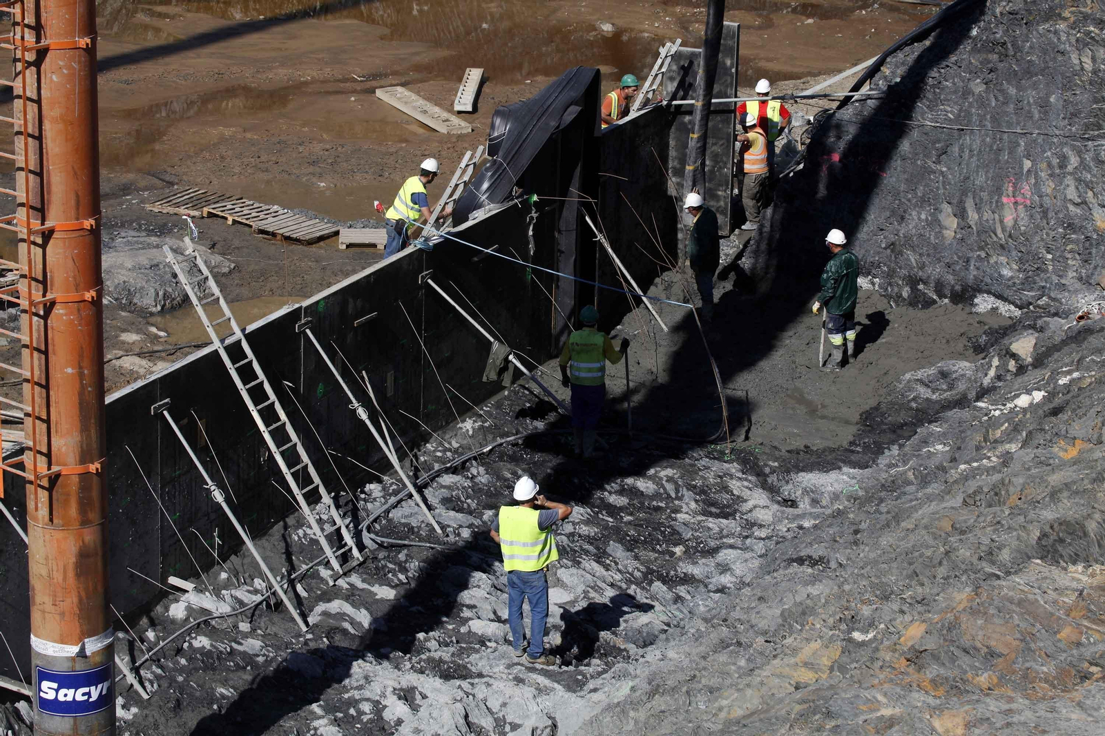 Operarios trabajan en la construcción de la presa de Alcolea.