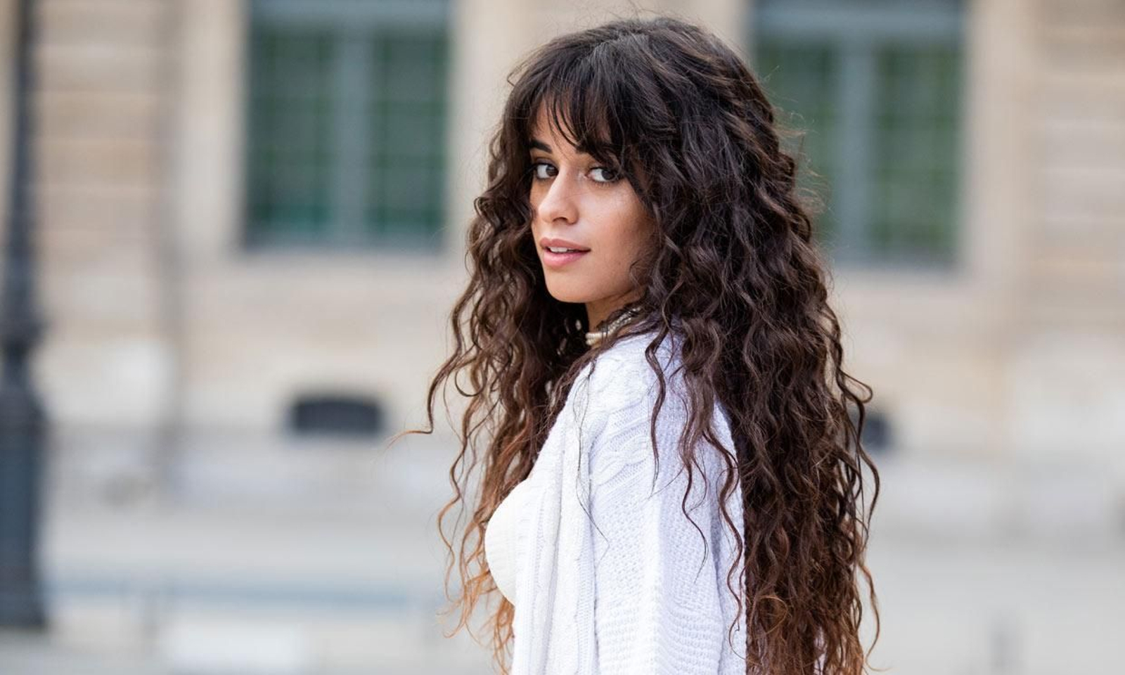 Peinados para pelo rizado fáciles y rápido para presumir de ondas este verano