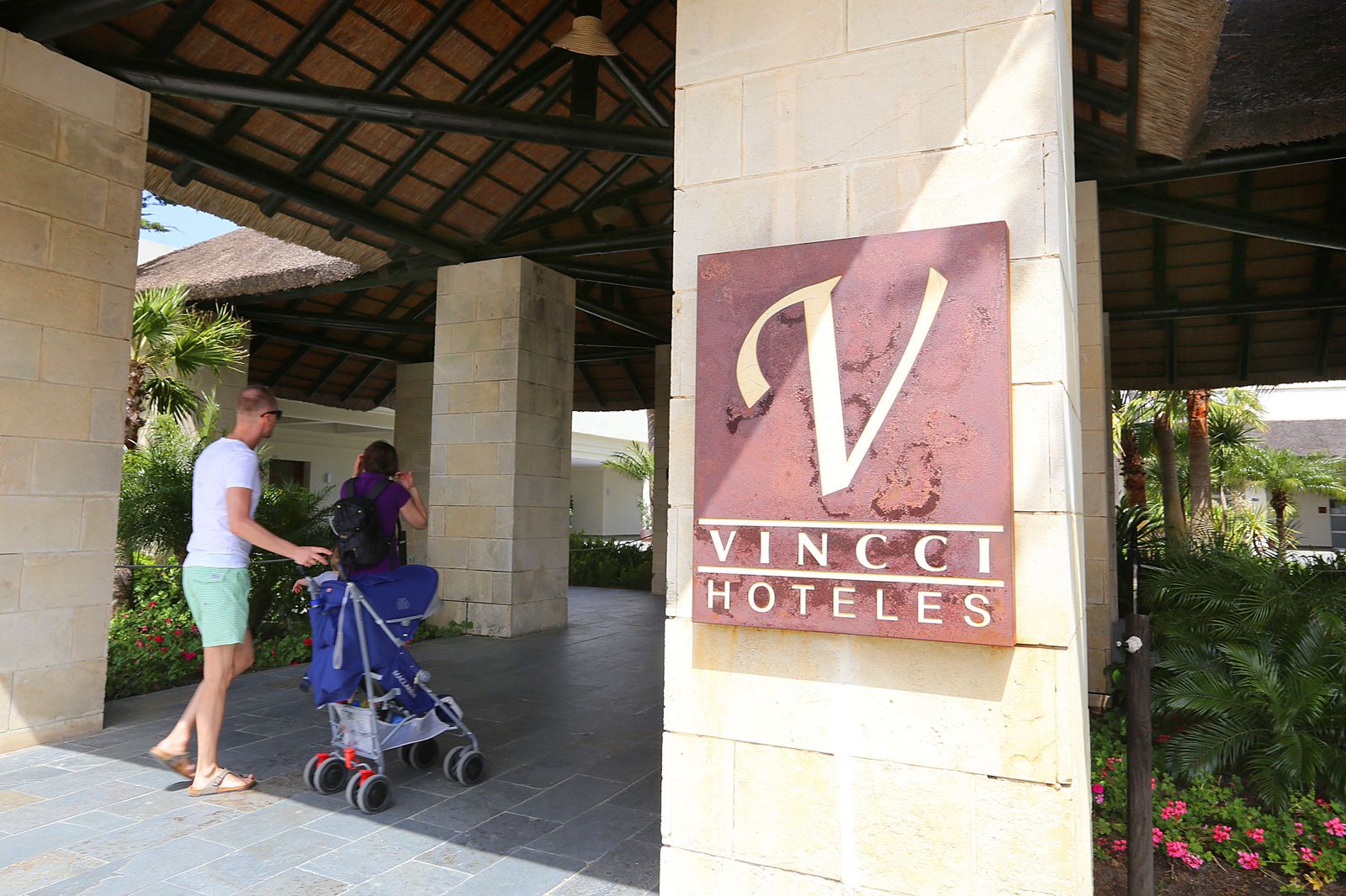 Clientes llegando a uno de los hoteles de la urbanización Novo Sancti Petri, en una imagen de archivo.