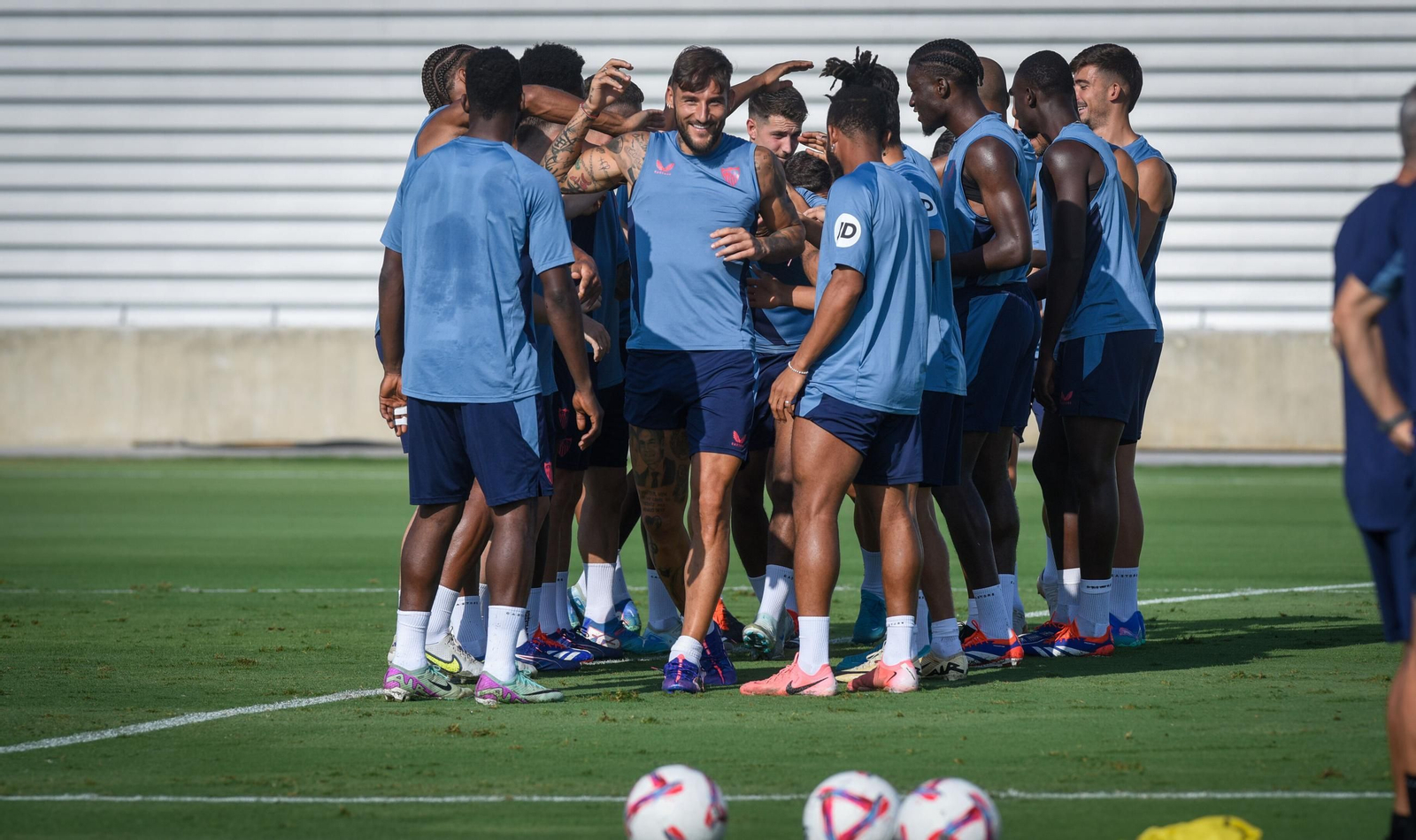 La plantilla del Sevilla hace uno de sus típicos pasillos, en este caso a Gudelj y Pedro Ortiz.