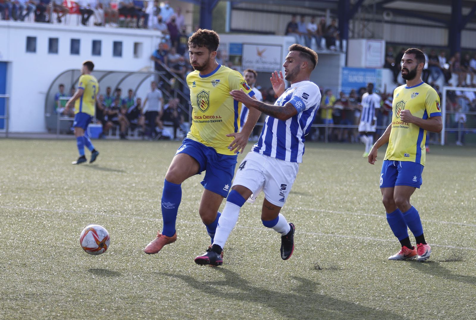 Imágenes del encuentro entre el Conil y el Recreativo de Huelva