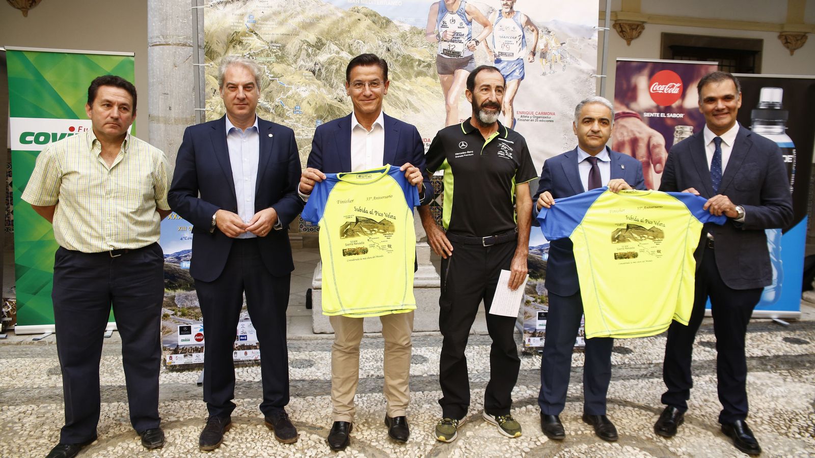 Enrique Carmona, junto al alcalde de Granada, en la presentación de la pasada edición de la carrera