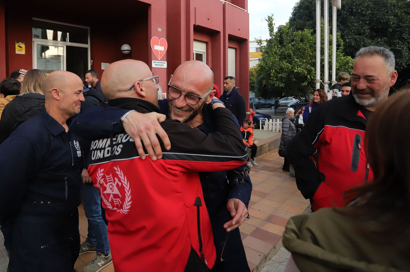 Bomberos recién llegados a Huelva tras las labores de rescate por el terremoto de Turquía