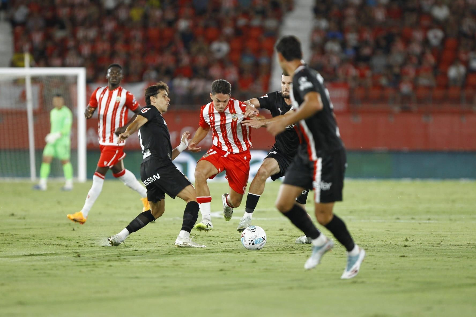 Sergio Arribas trata de zafarse de la presión rival durante un lance del encuentro frente al Real Sporting.