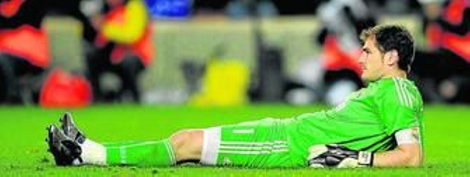El guardameta Íker Casillas se lamenta de uno de los tantos encajados en su última visita al Camp Nou, partido que emitieron Gol TV y Canal + Liga.