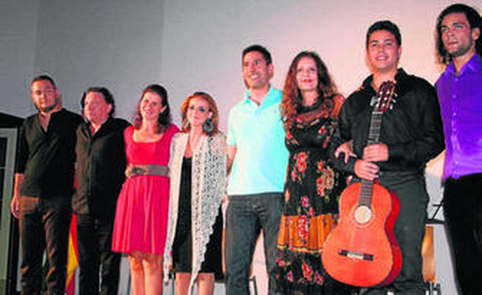 Francisca Cruz y Consuelo Milán con los artistas flamencos.