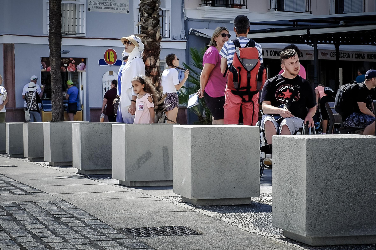 Nuevos bolardos instalados en la plaza de San Juan de Dios, en Cádiz.