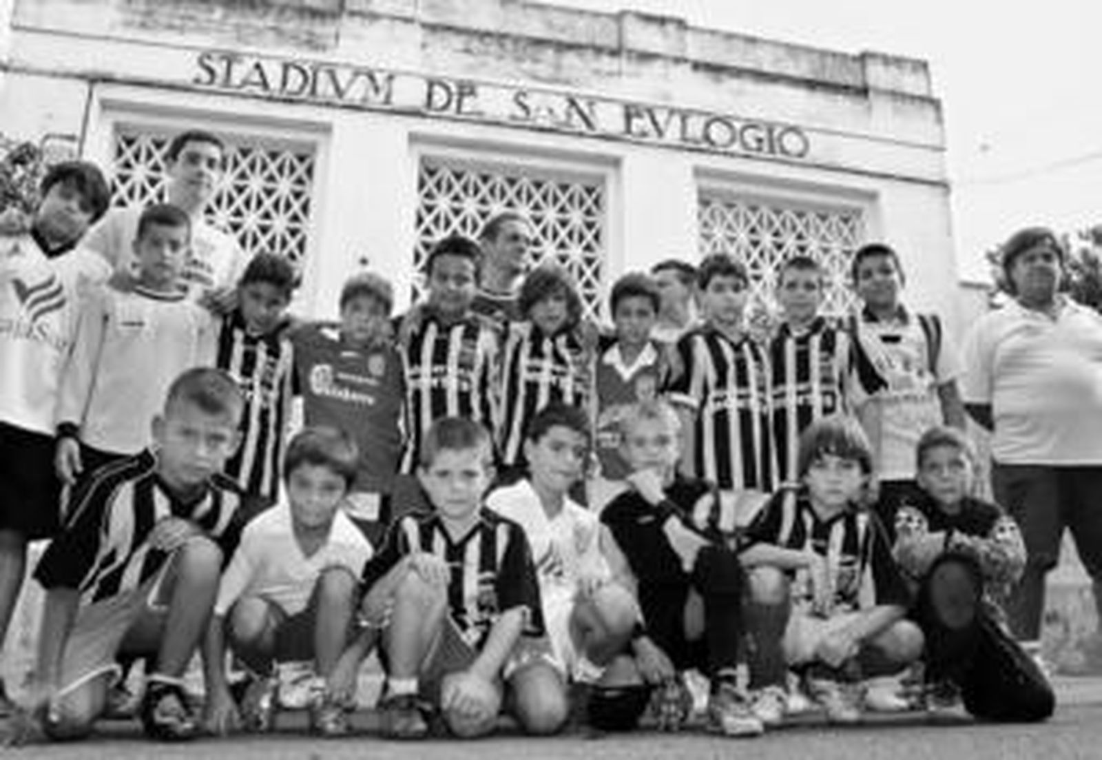 Algunos integrantes del Calahorra CF, a las puertas del campo de fútbol del San Eulogio.