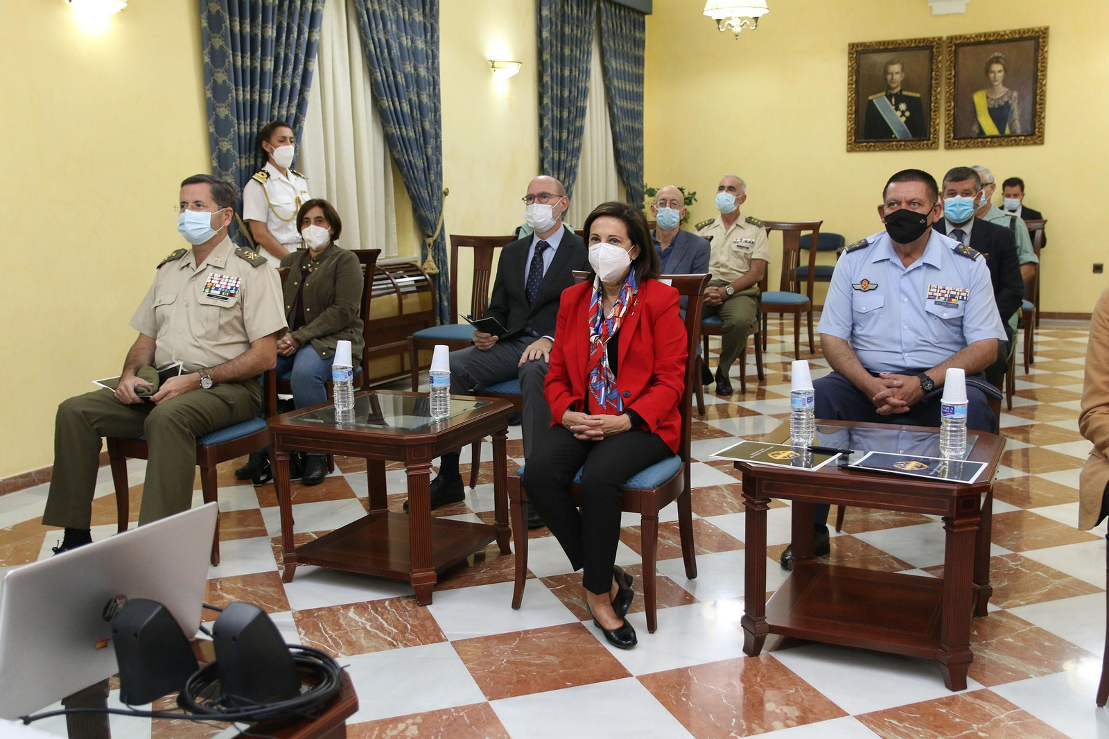 Fotogalería de la ministra de Defensa, Margarita Robles, a La Legión