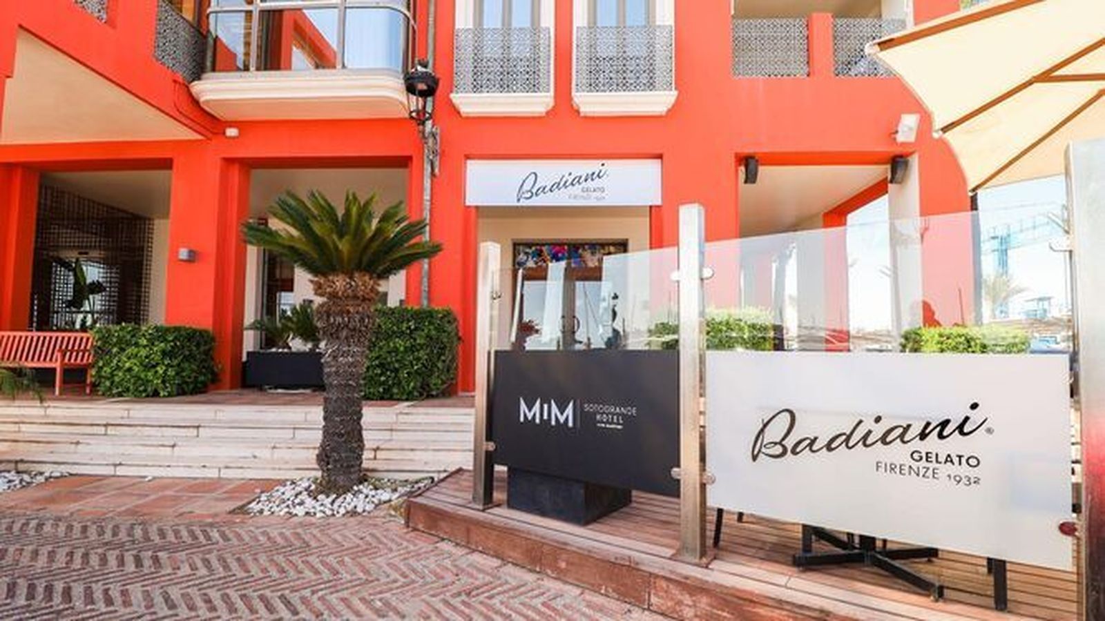 Fachada de Badiani en los bajos del Hotel MIM