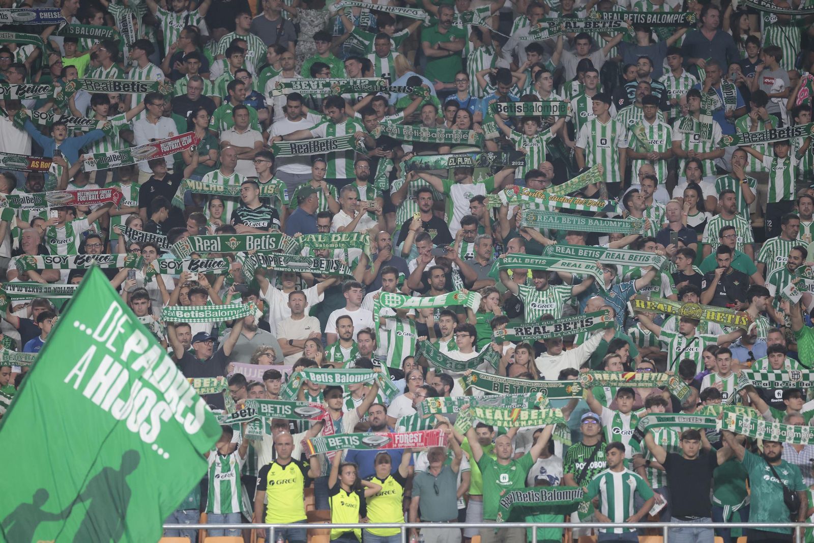 Búscate en las fotos del Betis - Nottingham Forest