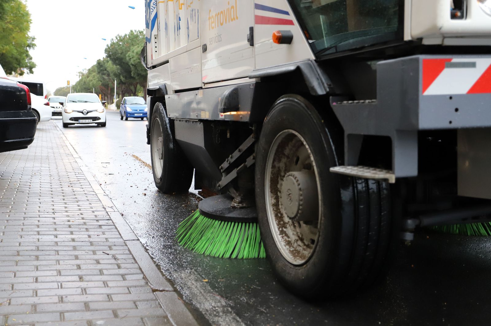 Imágenes del servicio especial de limpieza del Ayuntamiento de Huelva