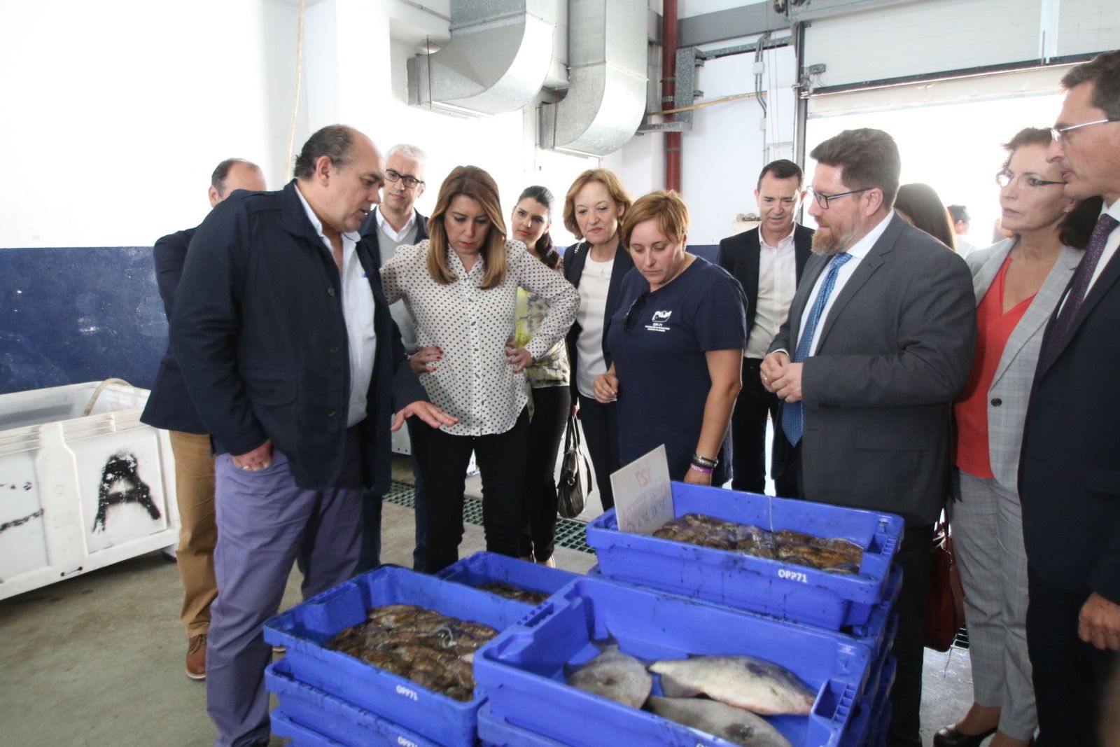 El gerente de Asopesca, José María Gallart, mostró a Susana Díaz las capturas que llegaron a la lonja de Almería.